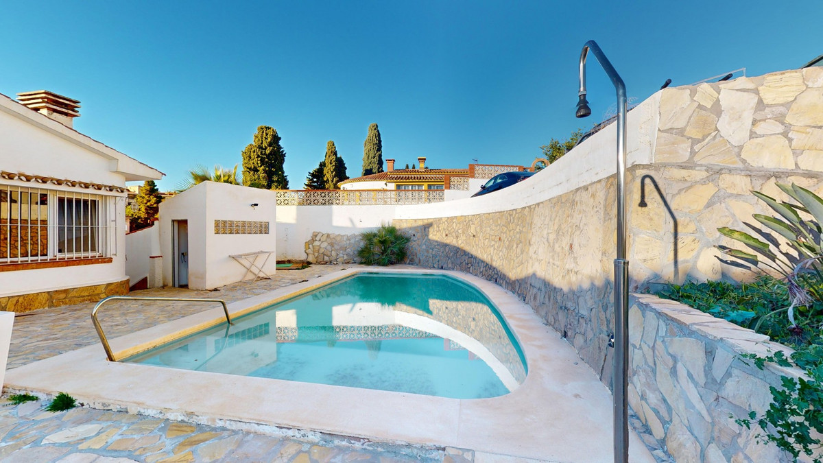 4 Bed Townhouse for sale in Benajarafe Costa Del Sol East, Málaga, Spain