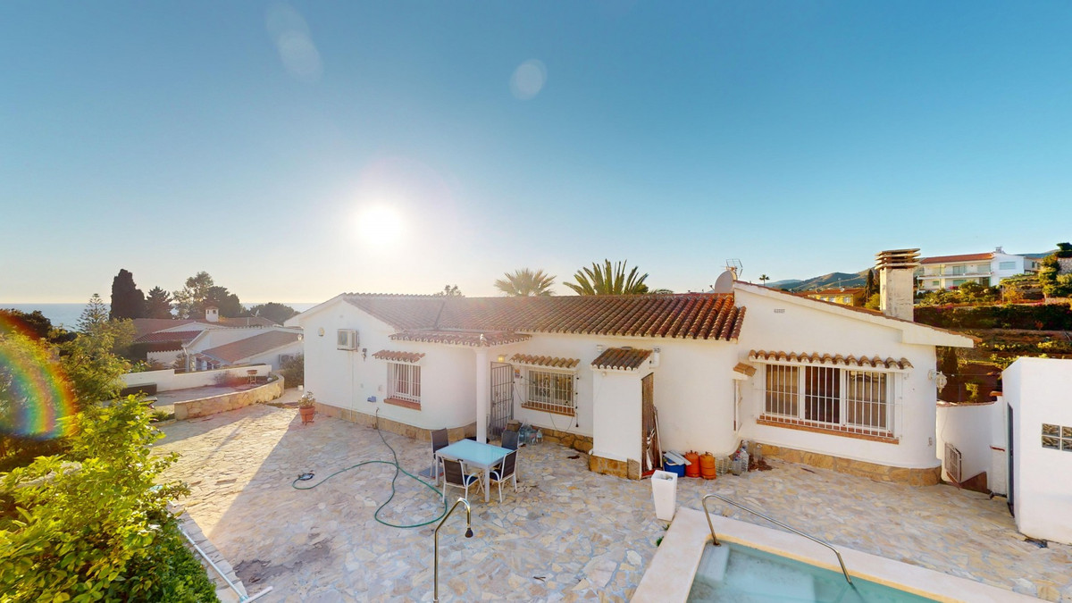 4 Bed Townhouse for sale in Benajarafe Costa Del Sol East, Málaga, Spain
