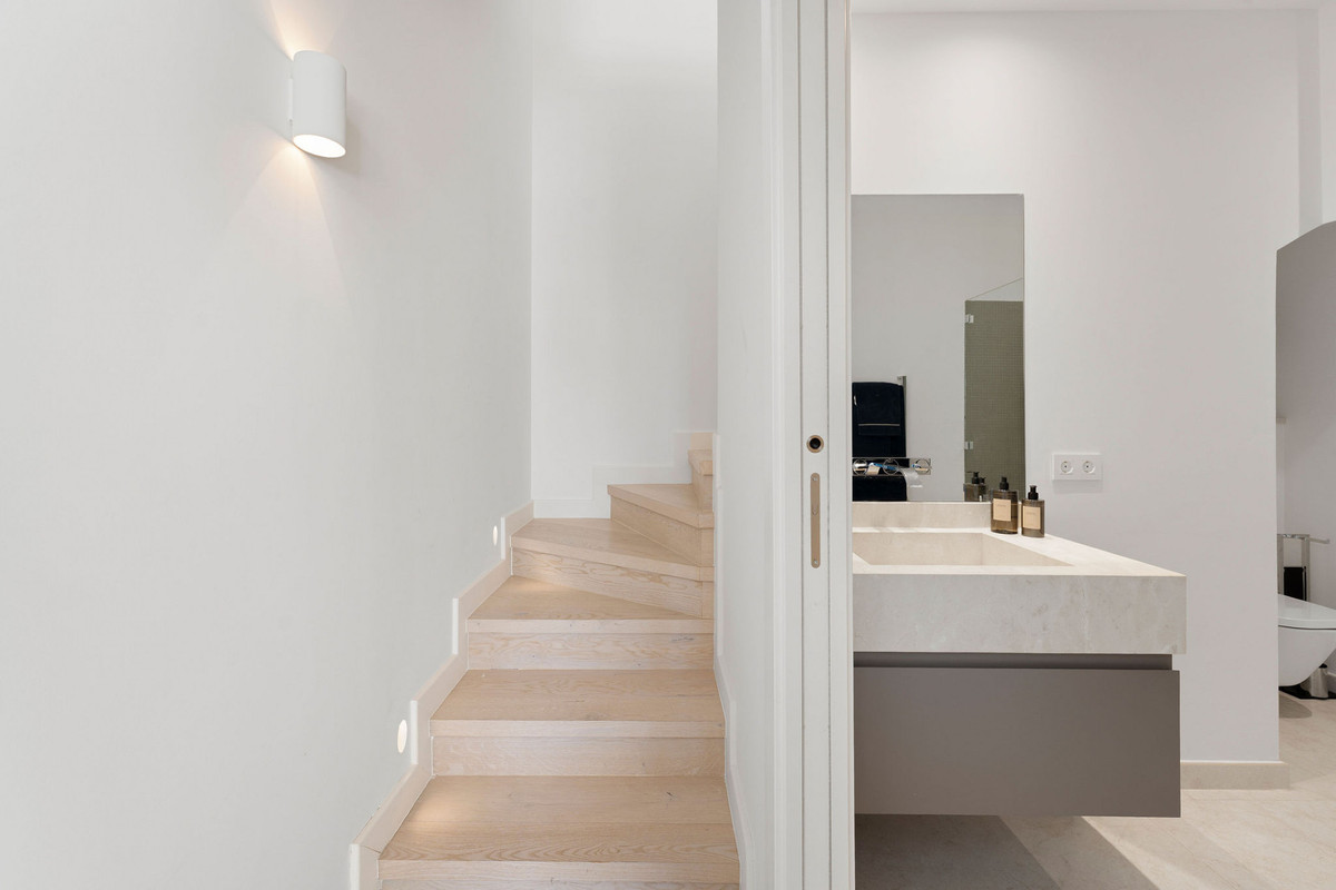 4 Bed Apartment for sale in Nueva Andalucía Costa Del Sol, Málaga, Spain