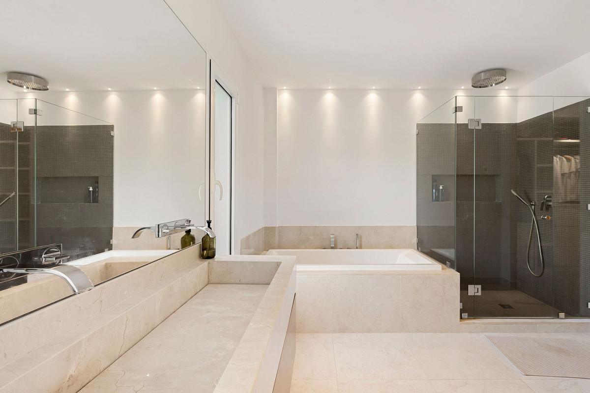 4 Bed Apartment for sale in Nueva Andalucía Costa Del Sol, Málaga, Spain