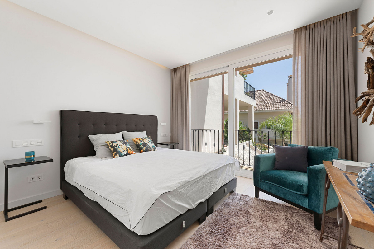 4 Bed Apartment for sale in Nueva Andalucía Costa Del Sol, Málaga, Spain