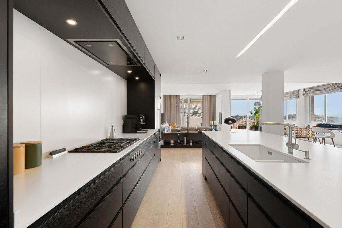 4 Bed Apartment for sale in Nueva Andalucía Costa Del Sol, Málaga, Spain
