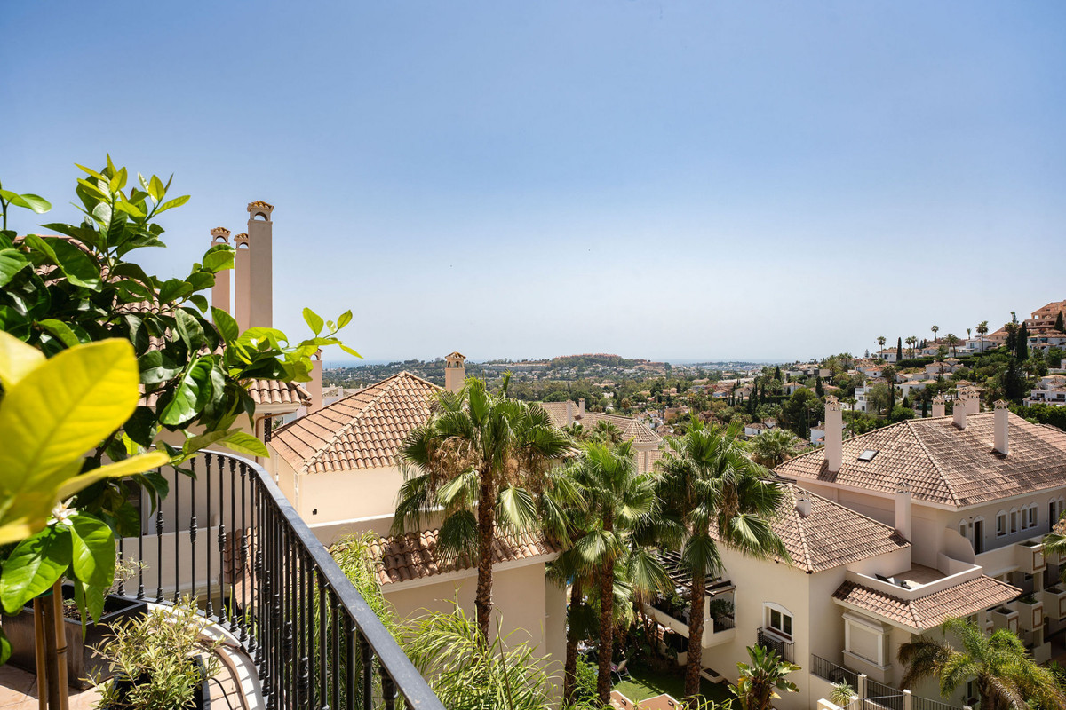 4 Bed Apartment for sale in Nueva Andalucía Costa Del Sol, Málaga, Spain
