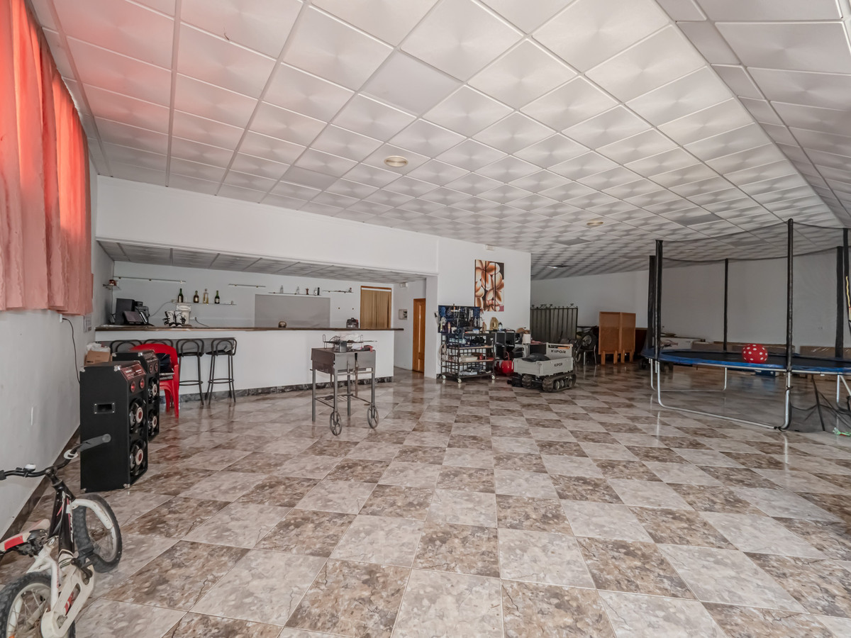 Commercial unit for sale in Alozaina Costa Del Sol, Málaga, Spain