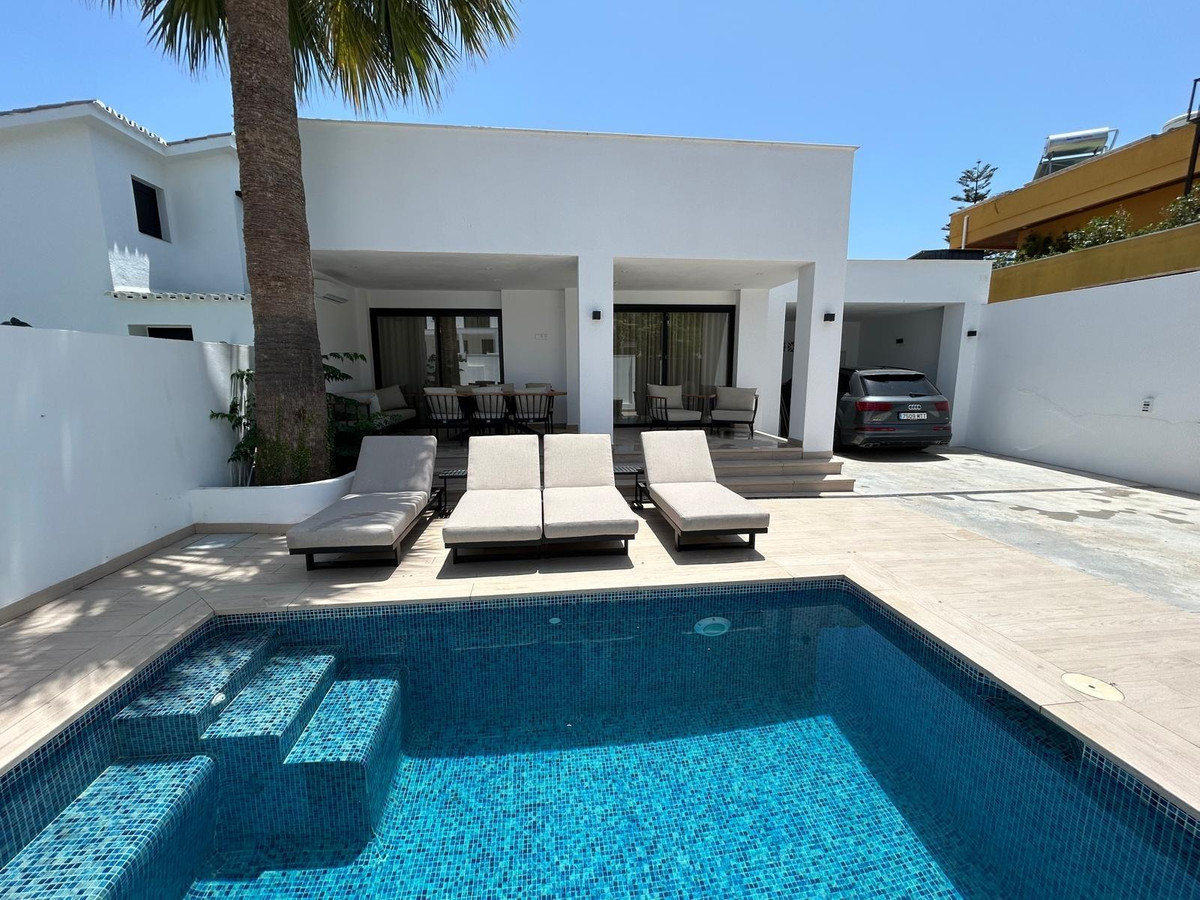 7 Bed Townhouse for sale in Benalmadena Costa Costa Del Sol, Málaga, Spain