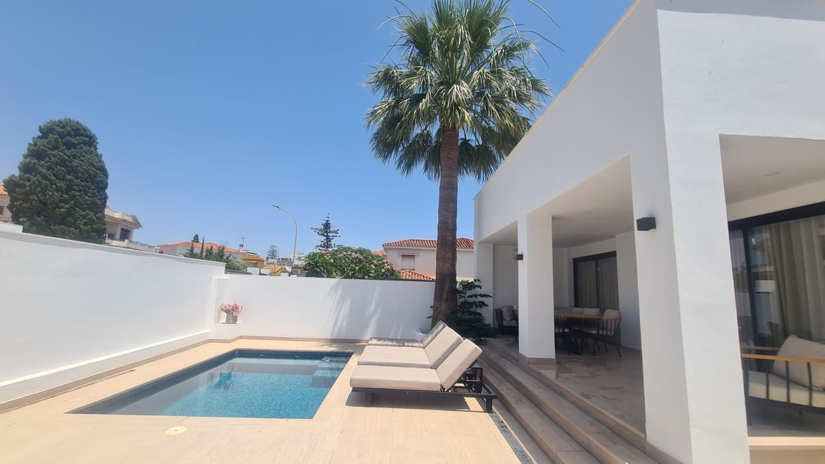 7 Bed Townhouse for sale in Benalmadena Costa Costa Del Sol, Málaga, Spain