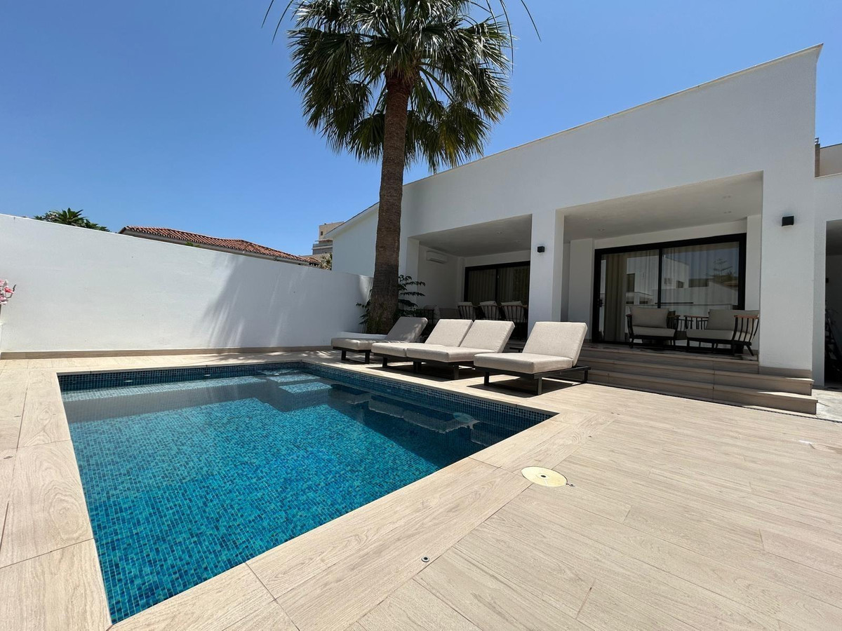 7 Bed Townhouse for sale in Benalmadena Costa Costa Del Sol, Málaga, Spain