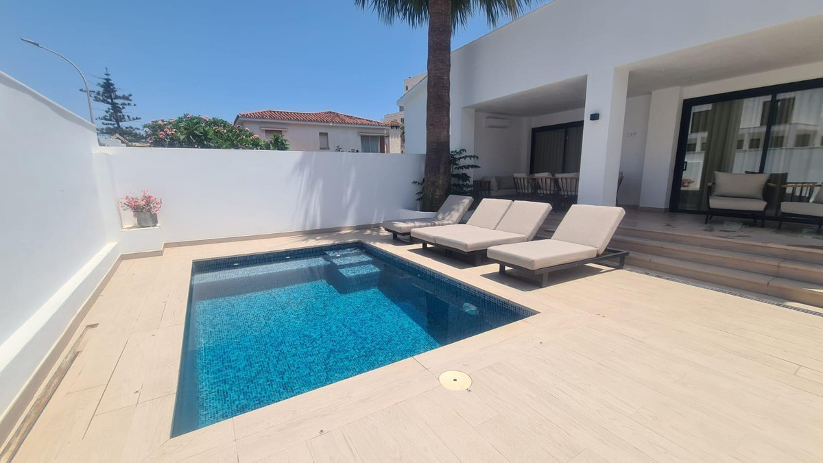 7 Bed Townhouse for sale in Benalmadena Costa Costa Del Sol, Málaga, Spain