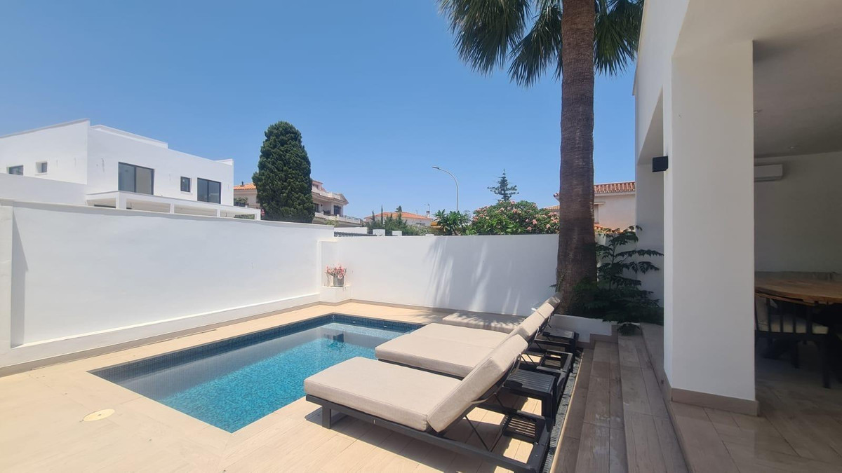 7 Bed Townhouse for sale in Benalmadena Costa Costa Del Sol, Málaga, Spain
