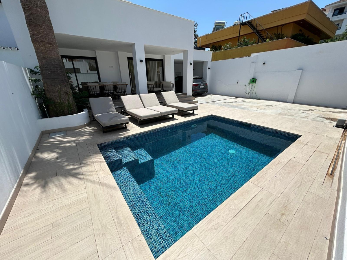 7 Bed Townhouse for sale in Benalmadena Costa Costa Del Sol, Málaga, Spain