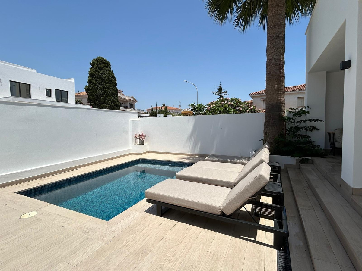 7 Bed Townhouse for sale in Benalmadena Costa Costa Del Sol, Málaga, Spain