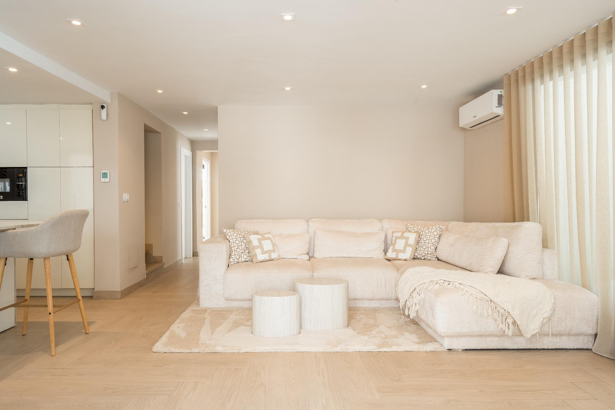 7 Bed Townhouse for sale in Benalmadena Costa Costa Del Sol, Málaga, Spain