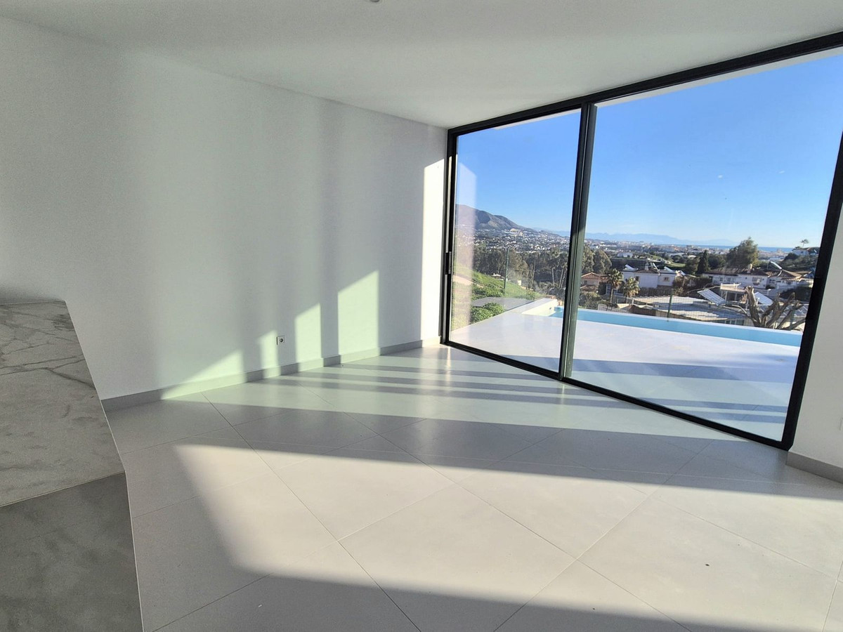 3 Bed Townhouse for sale in Cerros Del Aguila Costa Del Sol, Málaga, Spain