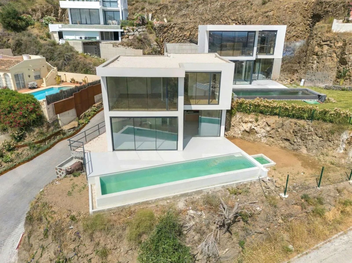 3 Bed Townhouse for sale in Cerros Del Aguila Costa Del Sol, Málaga, Spain