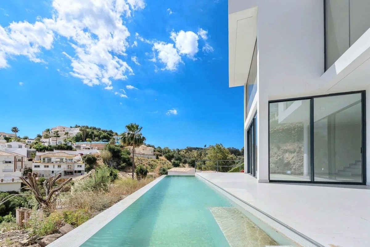 3 Bed Townhouse for sale in Cerros Del Aguila Costa Del Sol, Málaga, Spain