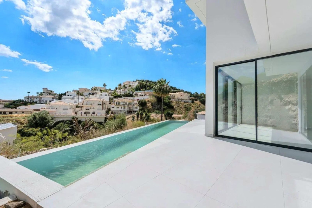 3 Bed Townhouse for sale in Cerros Del Aguila Costa Del Sol, Málaga, Spain