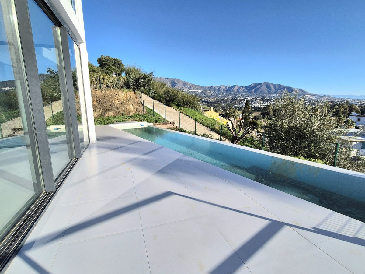3 Bed Townhouse for sale in Cerros Del Aguila Costa Del Sol, Málaga, Spain