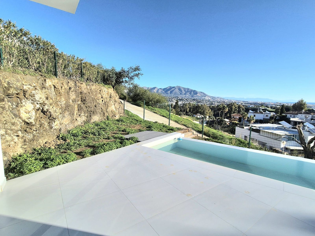 3 Bed Townhouse for sale in Cerros Del Aguila Costa Del Sol, Málaga, Spain