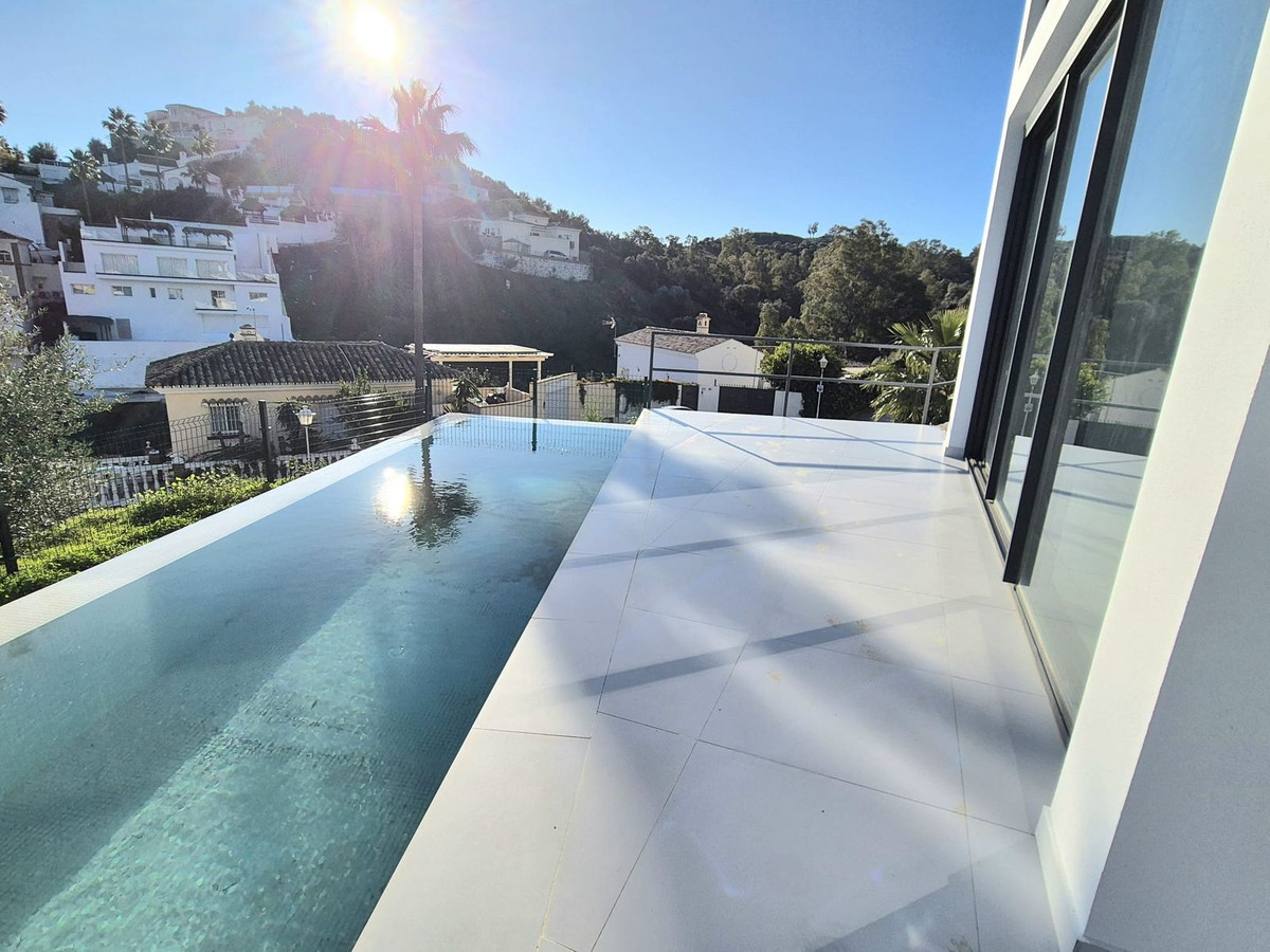 3 Bed Townhouse for sale in Cerros Del Aguila Costa Del Sol, Málaga, Spain