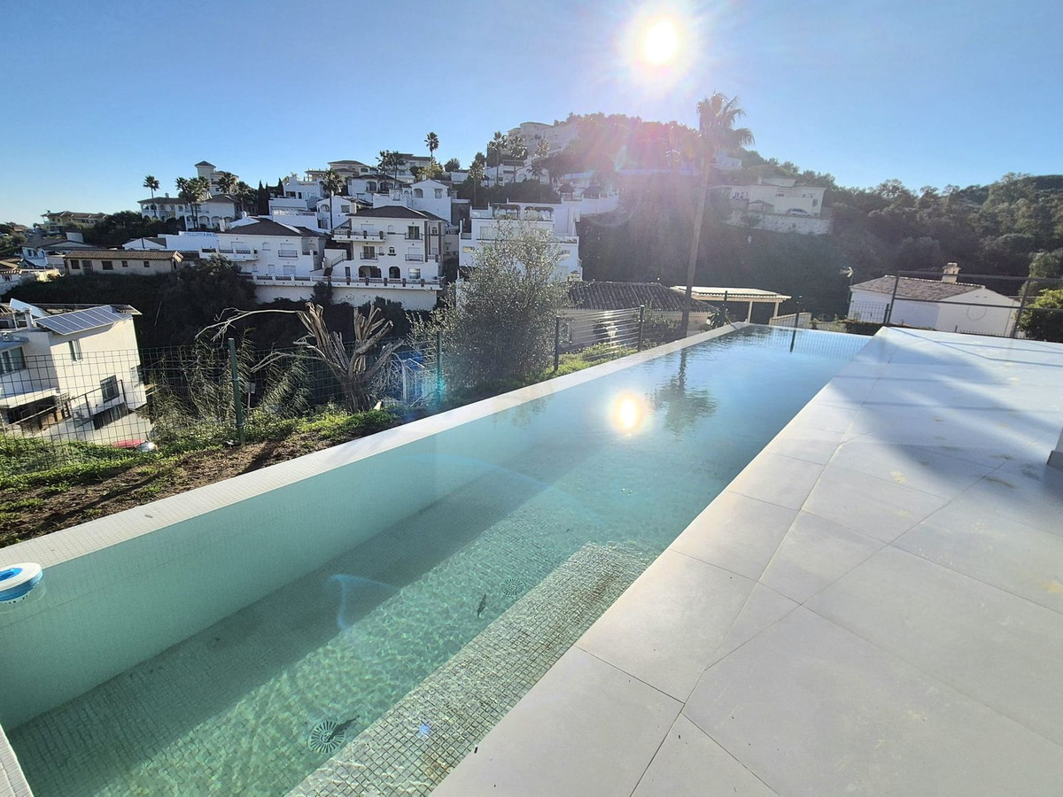 3 Bed Townhouse for sale in Cerros Del Aguila Costa Del Sol, Málaga, Spain
