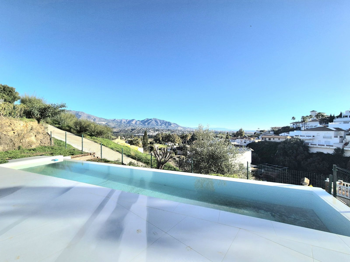 3 Bed Townhouse for sale in Cerros Del Aguila Costa Del Sol, Málaga, Spain