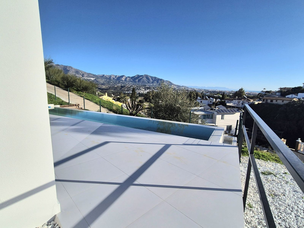 3 Bed Townhouse for sale in Cerros Del Aguila Costa Del Sol, Málaga, Spain