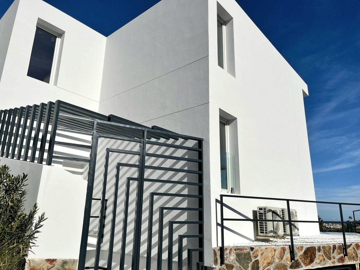3 Bed Townhouse for sale in Cerros Del Aguila Costa Del Sol, Málaga, Spain