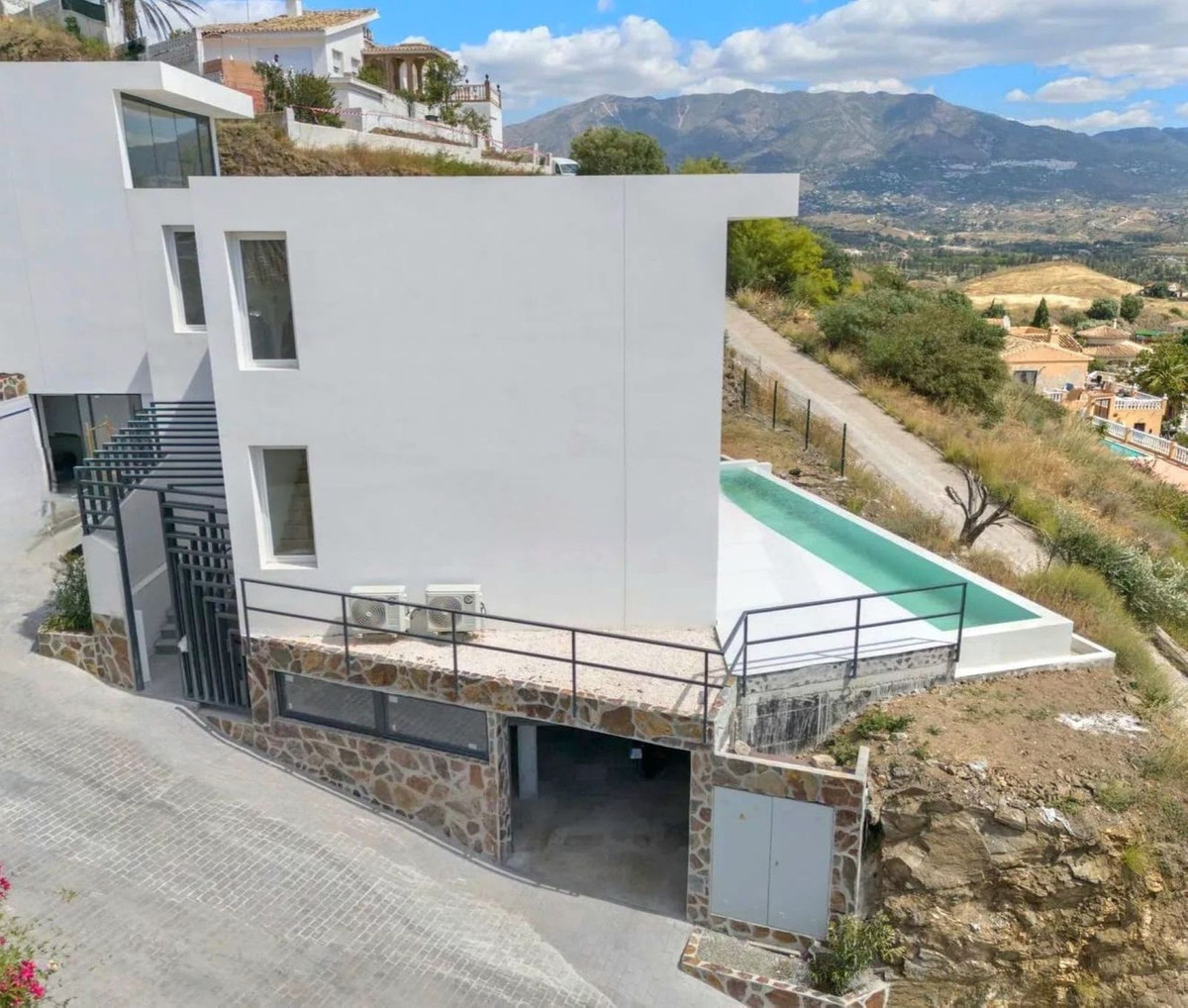 3 Bed Townhouse for sale in Cerros Del Aguila Costa Del Sol, Málaga, Spain