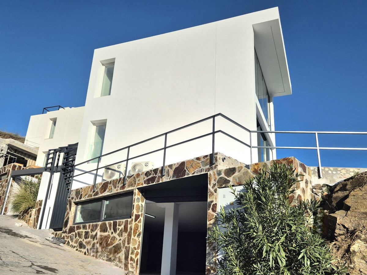 3 Bed Townhouse for sale in Cerros Del Aguila Costa Del Sol, Málaga, Spain