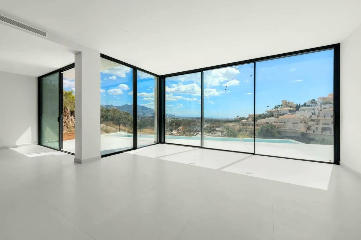 3 Bed Townhouse for sale in Cerros Del Aguila Costa Del Sol, Málaga, Spain