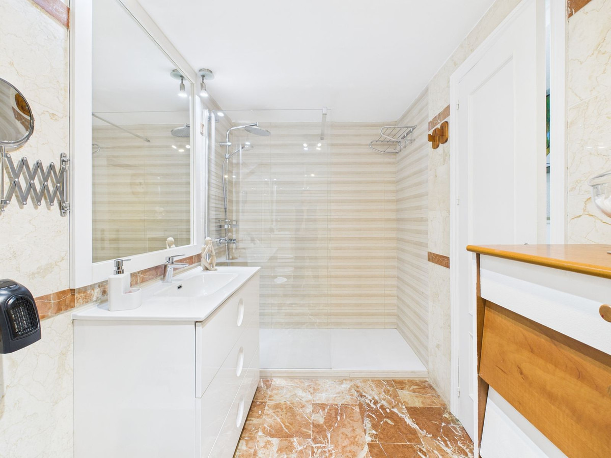 Se vende Apartamento Planta Media de 2 dormitorios en Costa Del Sol, Málaga, España