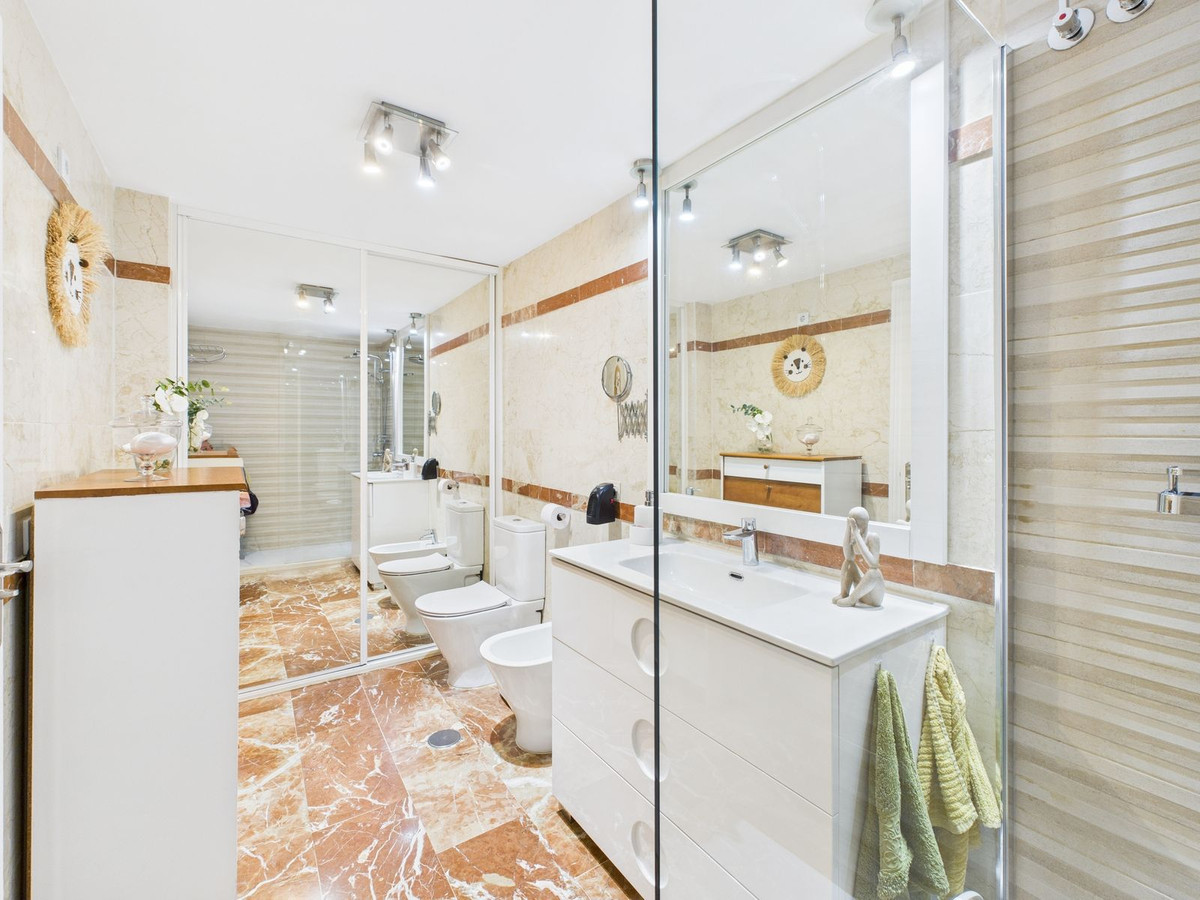 Se vende Apartamento Planta Media de 2 dormitorios en Costa Del Sol, Málaga, España