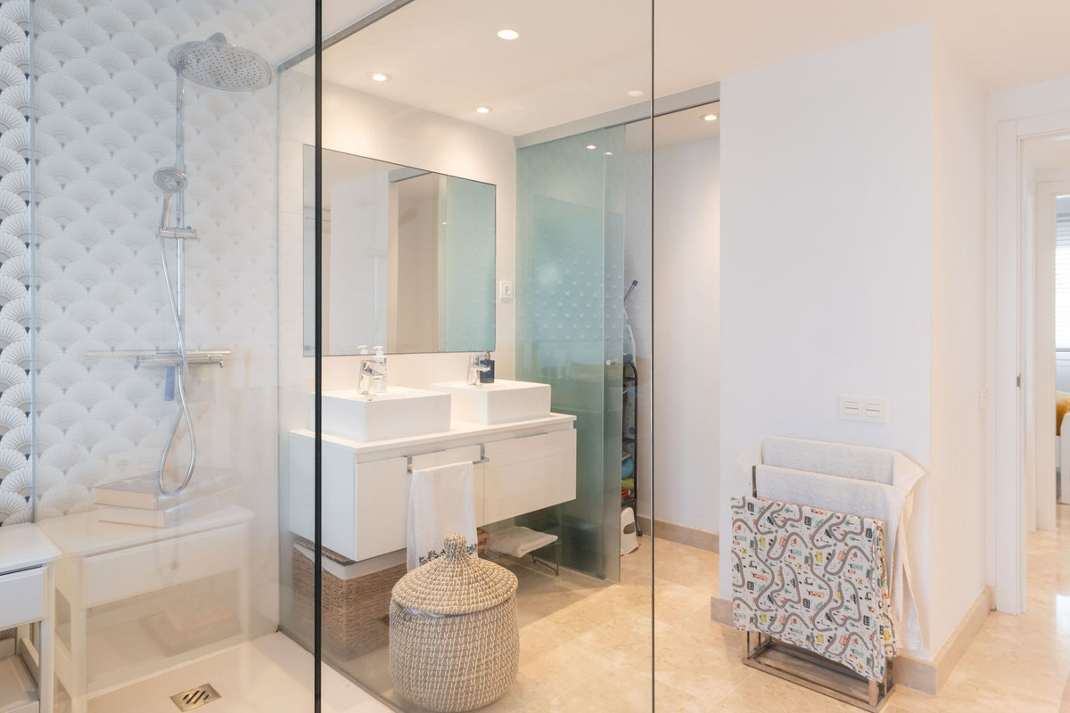 3 Bed Apartment for sale in El Paraiso Costa Del Sol, Málaga, Spain
