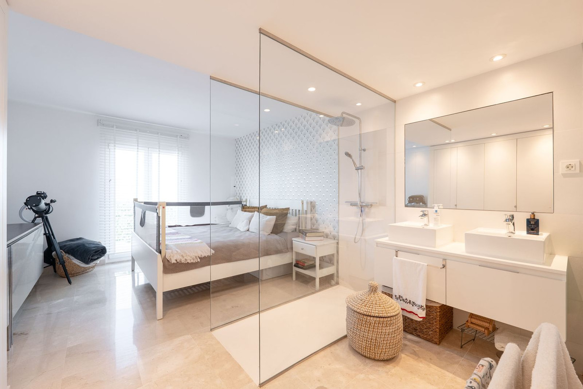 3 Bed Apartment for sale in El Paraiso Costa Del Sol, Málaga, Spain