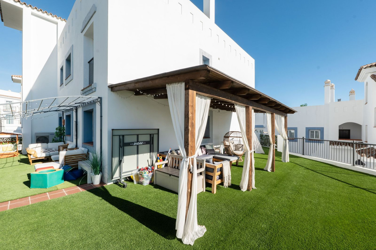 3 Bed Apartment for sale in El Paraiso Costa Del Sol, Málaga, Spain