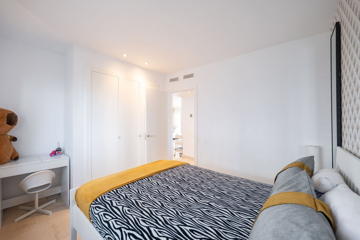 3 Bed Apartment for sale in El Paraiso Costa Del Sol, Málaga, Spain