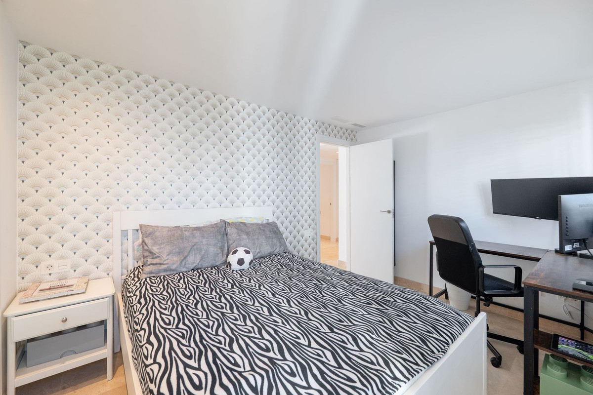 3 Bed Apartment for sale in El Paraiso Costa Del Sol, Málaga, Spain
