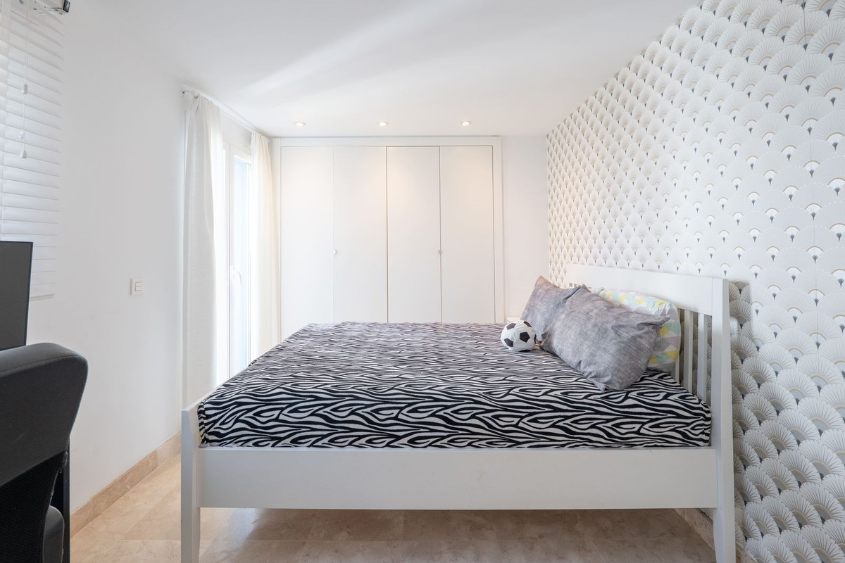 3 Bed Apartment for sale in El Paraiso Costa Del Sol, Málaga, Spain