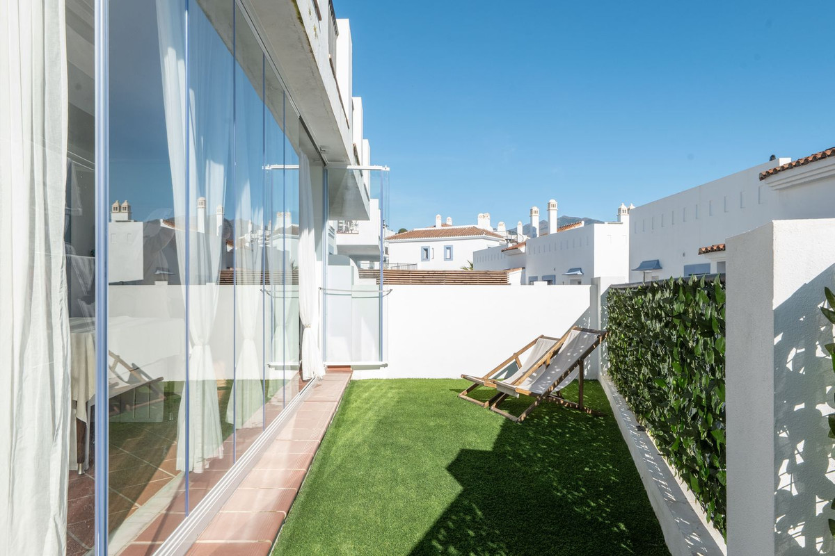 3 Bed Apartment for sale in El Paraiso Costa Del Sol, Málaga, Spain