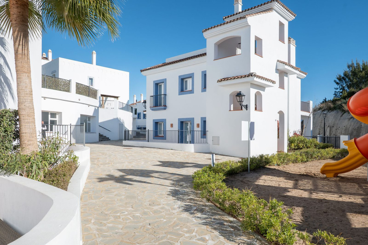 3 Bed Apartment for sale in El Paraiso Costa Del Sol, Málaga, Spain