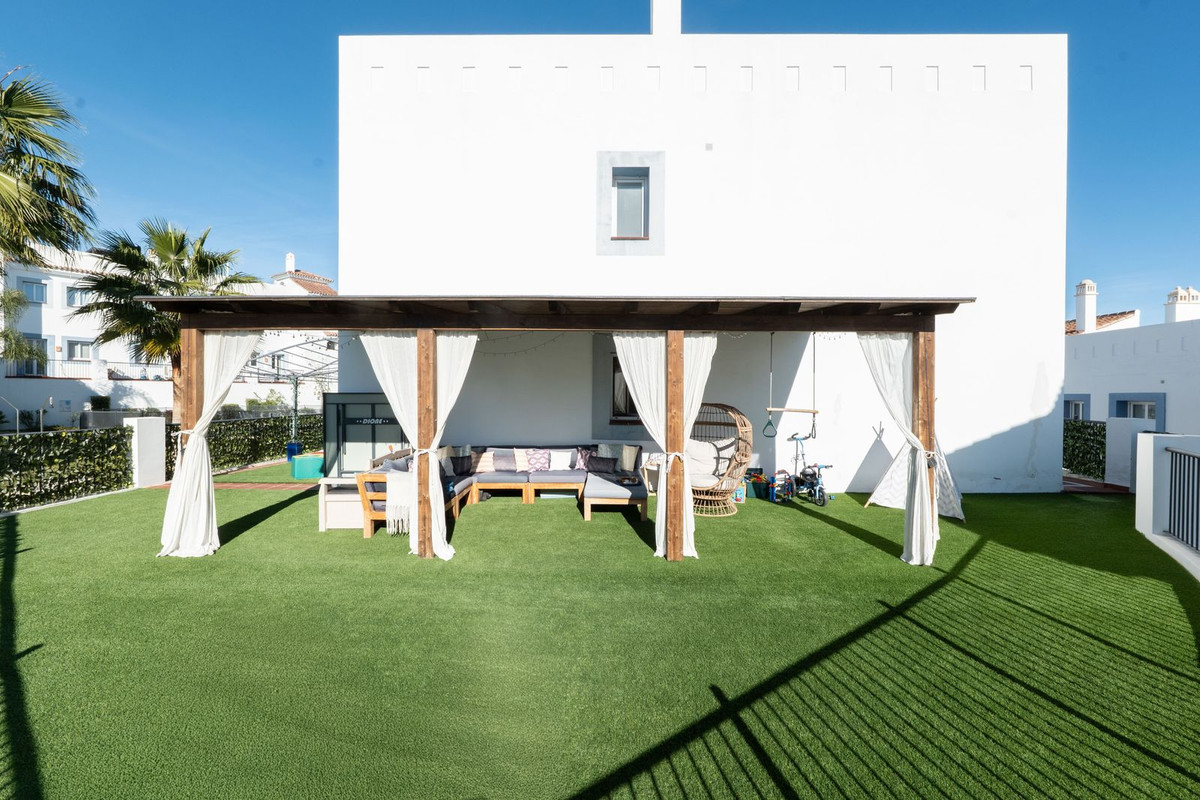 3 Bed Apartment for sale in El Paraiso Costa Del Sol, Málaga, Spain