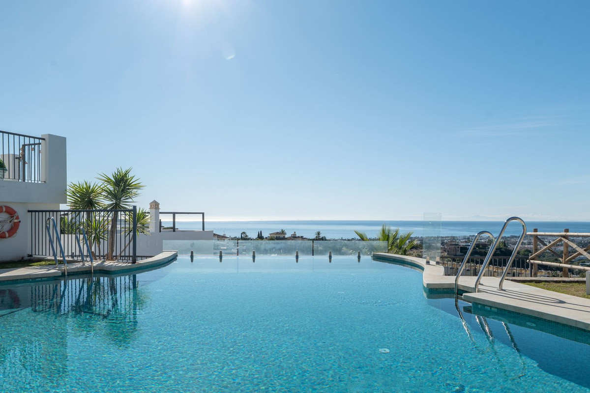3 Bed Apartment for sale in El Paraiso Costa Del Sol, Málaga, Spain