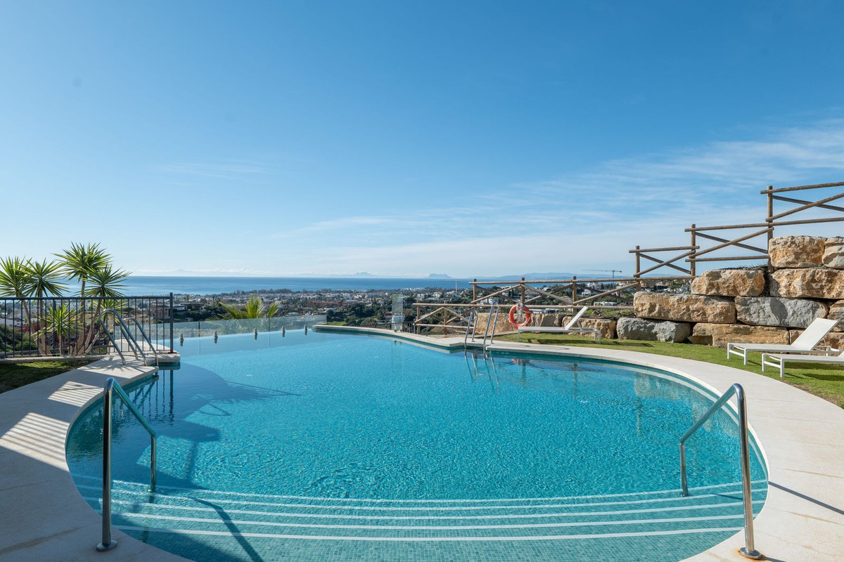 3 Bed Apartment for sale in El Paraiso Costa Del Sol, Málaga, Spain