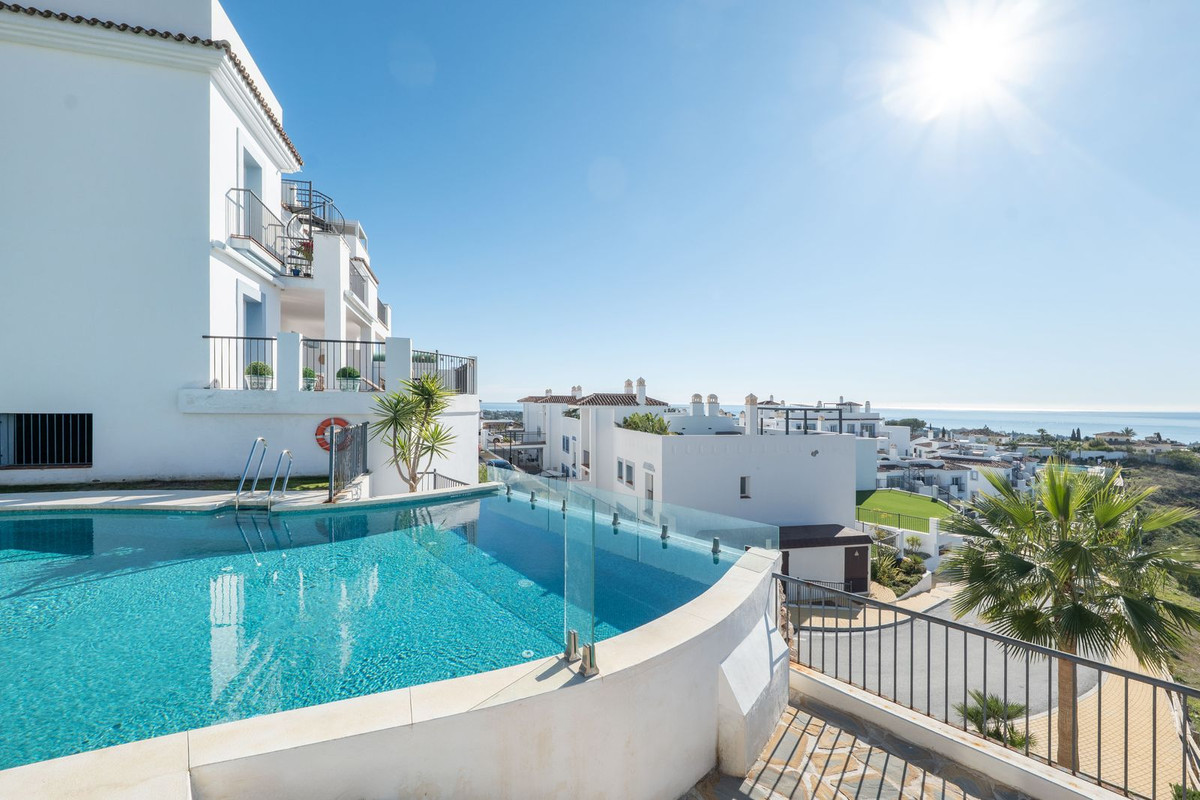 3 Bed Apartment for sale in El Paraiso Costa Del Sol, Málaga, Spain