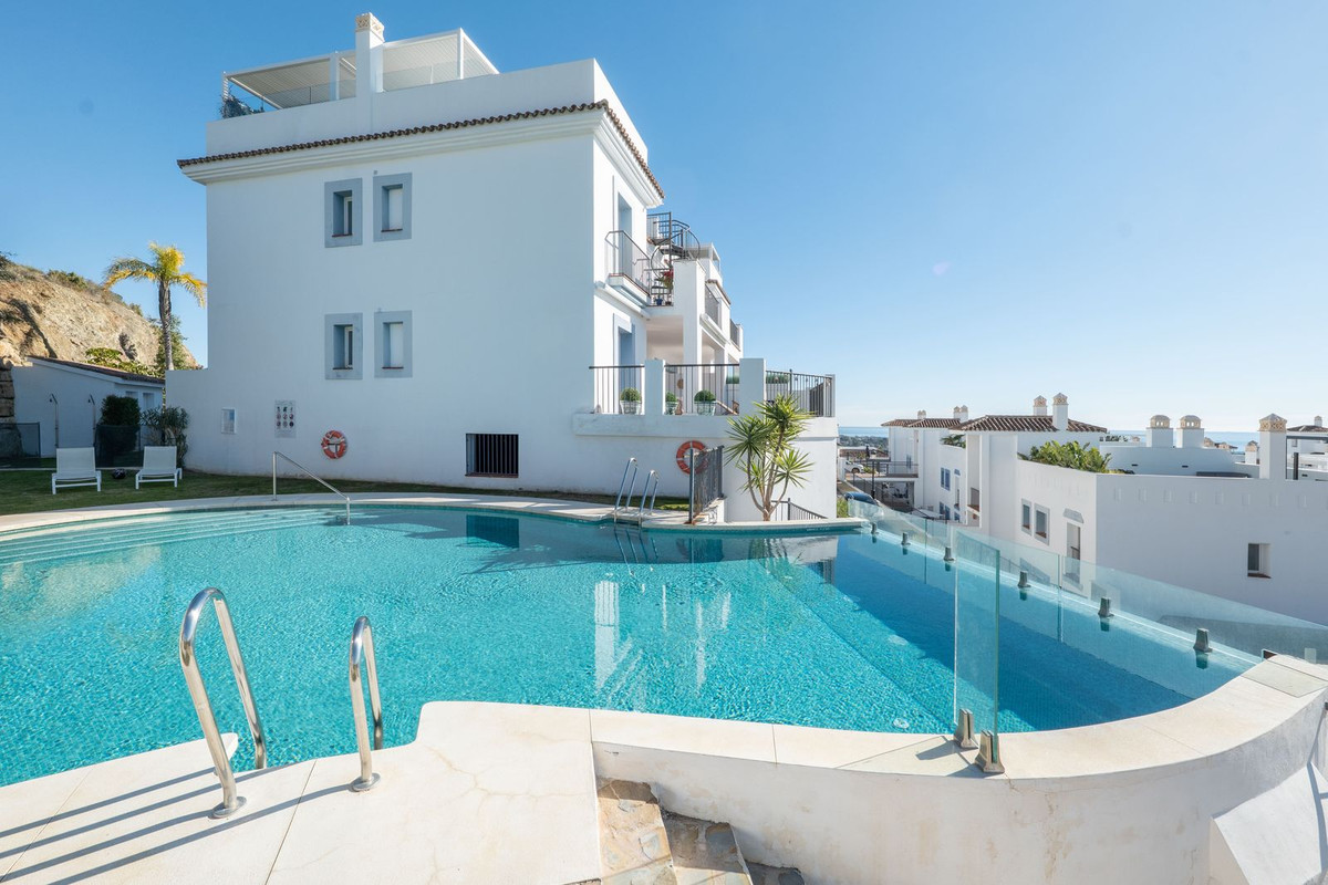 3 Bed Apartment for sale in El Paraiso Costa Del Sol, Málaga, Spain