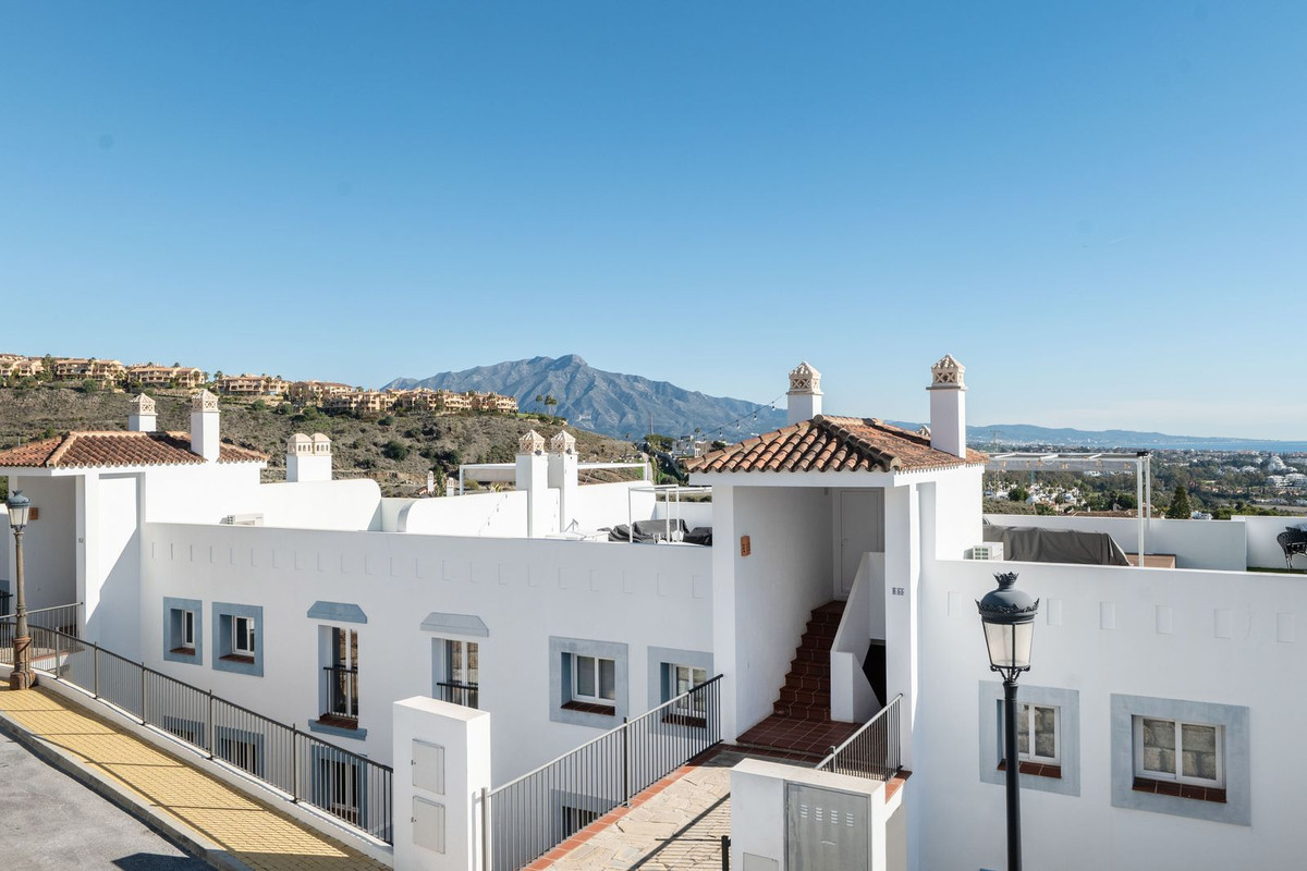 3 Bed Apartment for sale in El Paraiso Costa Del Sol, Málaga, Spain