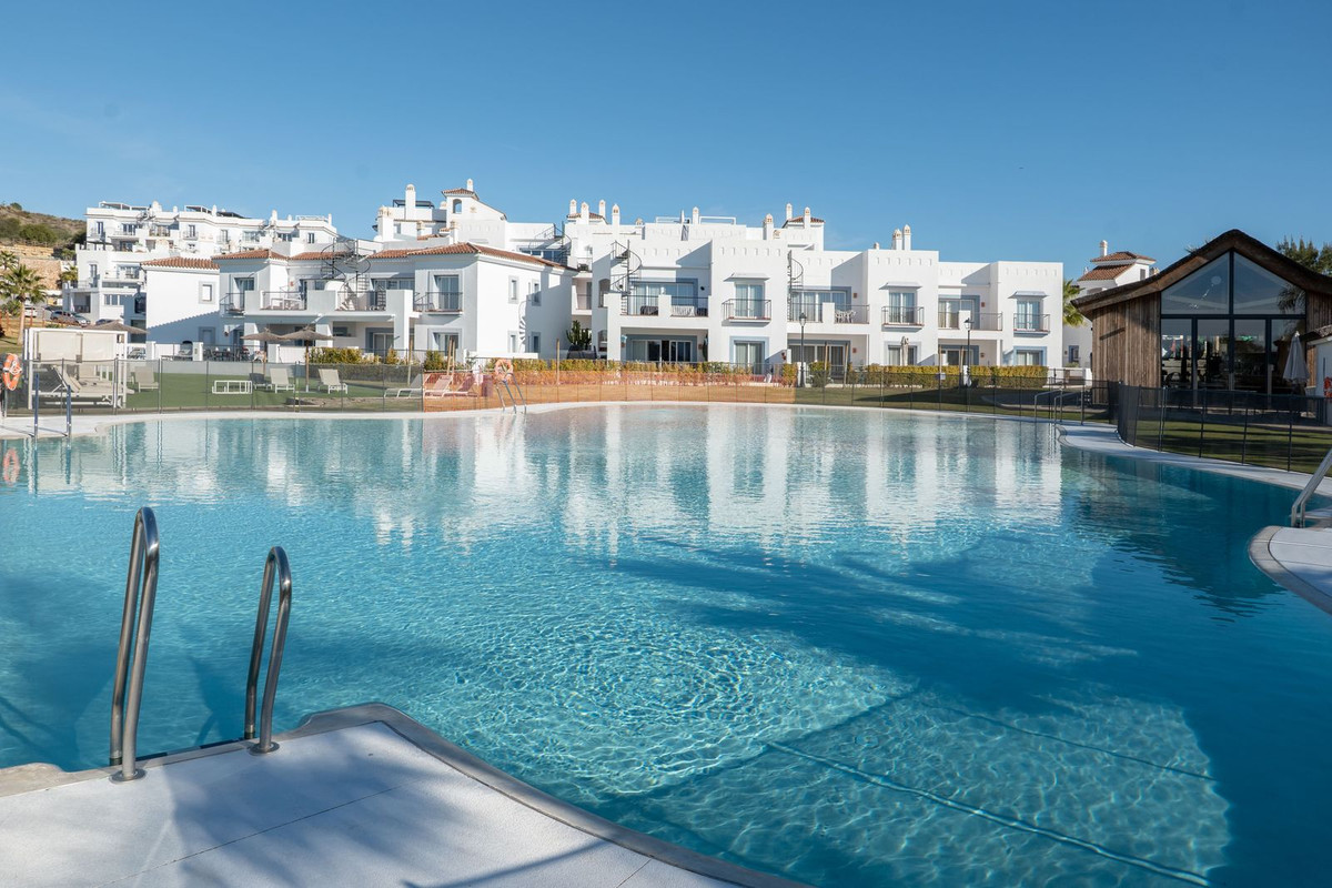 3 Bed Apartment for sale in El Paraiso Costa Del Sol, Málaga, Spain