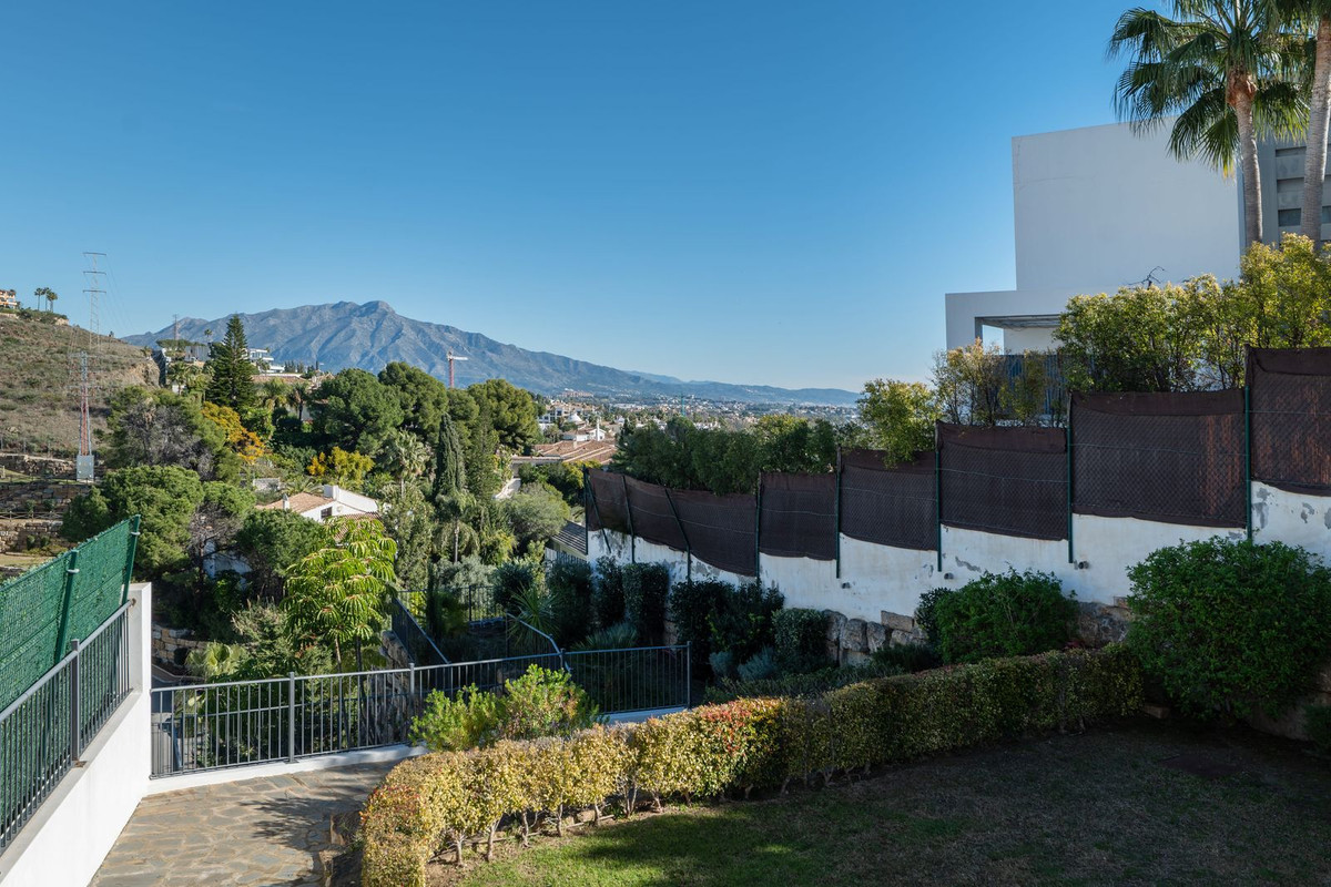 3 Bed Apartment for sale in El Paraiso Costa Del Sol, Málaga, Spain