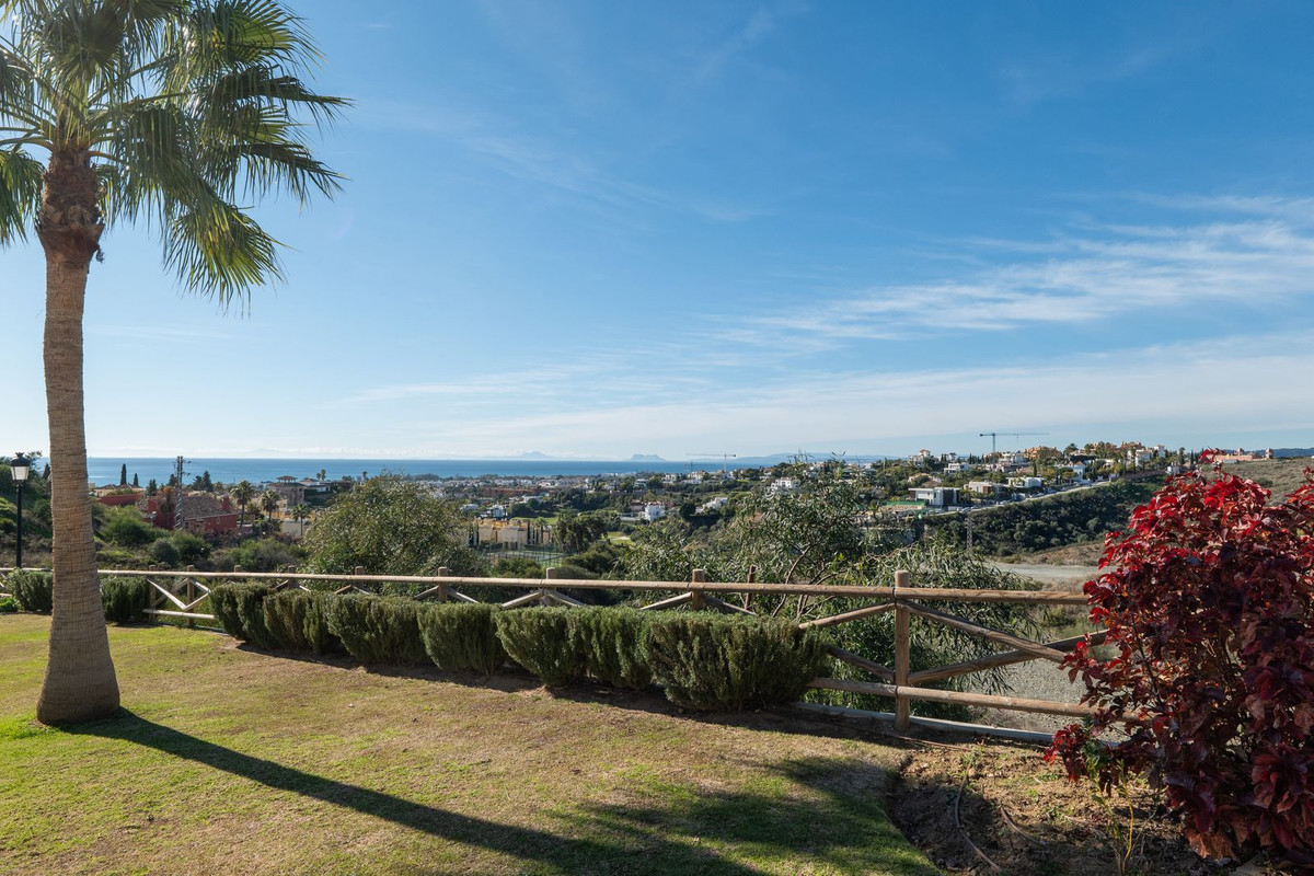 3 Bed Apartment for sale in El Paraiso Costa Del Sol, Málaga, Spain