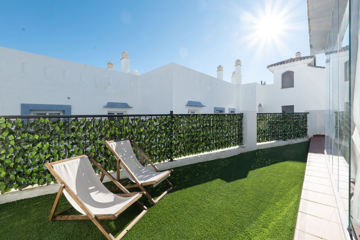 3 Bed Apartment for sale in El Paraiso Costa Del Sol, Málaga, Spain